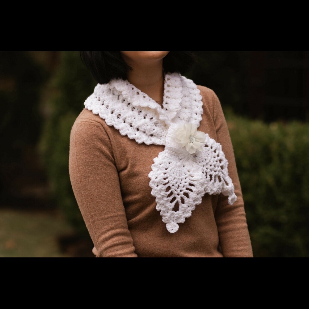 Knitted neck collar piece